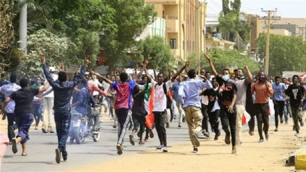 Sudanese forces kill 4 protesters in renewed violence
