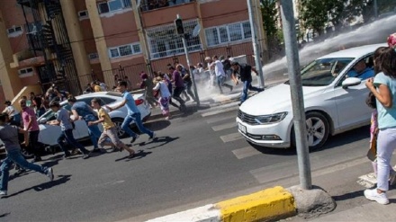 Turkish police welcome pro-Kurdish protesters with water cannon