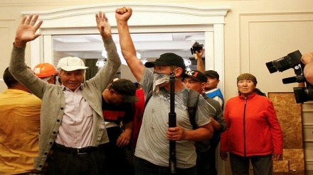 Атамбаевни қўлга олиш вақтида халқнинг устуворлик кўрсатгани (фотожамланма)