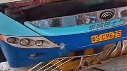 Автобус билан тўқнашганидан кейин тирик қолган бола (видео)