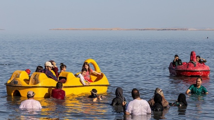 Pada Musim Panas, Danau Urmia Tak Sepi Pengunjung