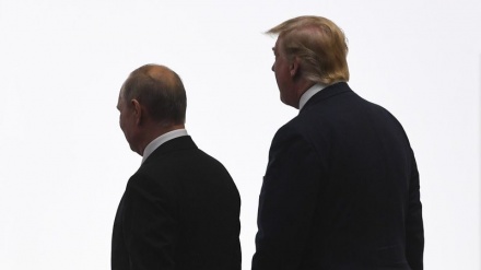 Cremlino nega le affermazioni di Bolton sul presunto controllo di Putin su Trump