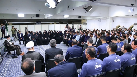 Fotos: Líder de Irán se reúne con medallistas de olimpiadas científicas y selección juvenil de voleibol