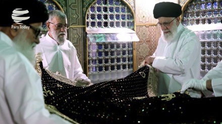 Pembersihan Pusara Imam Ridha as (2)