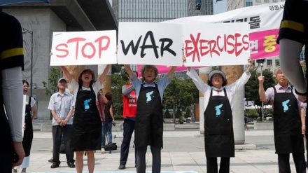 韓国市民が、米韓合同軍事演習への抗議デモ