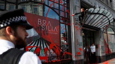 Anglezët sulmojnë ambasadën braziliane në Londër