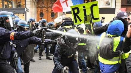フランスで、大統領支持派の武装集団が街頭に繰り出す（動画）