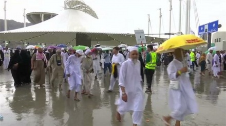 Heavy rain falls on Muslim pilgrims during ritual stoning of the devil