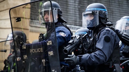 フランスで、警察が反資本主義運動の抗議者を襲撃（動画）