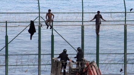 Varios guardias civiles heridos tras el asalto a la valla de Ceuta de 150 inmigrantes
