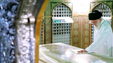 Pembersihan Pusara Imam Ridha as (1)