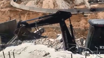 Warga Palestina ini Terpaksa Hancurkan Rumahnya Sendiri