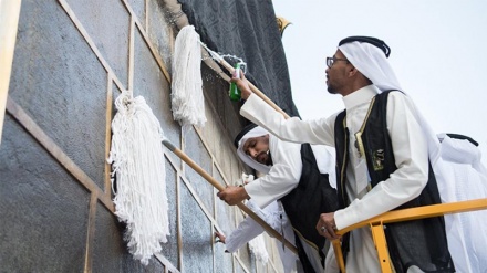 Setiap Tahun, Ka’bah Dicuci dengan Air Mawar Murni dari Iran