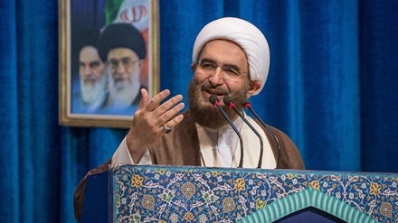 Drejtuesi i namazit të xhumasë në Teheran