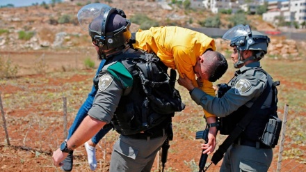 Warga Palestina Bentrok dengan Pasukan Israel