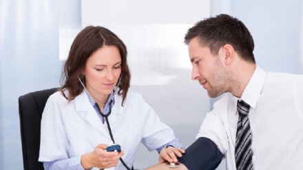 Sale il rischio demenza negli anziani se la pressione era alta a 30 anni