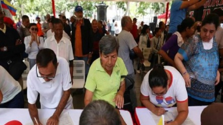 Venezolanos siguen con la firma de petición contra bloqueo de EEUU+Video
