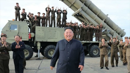 Kim califica de “gran arma” nuevo lanzamisiles múltiple norcoreano
