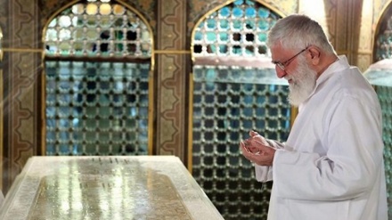 Инқилоб раҳбари иштирокида Ҳазрат Имом Ризо/а/ марқадлари ғуборлари тозаланди