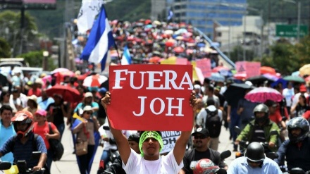 Hondureños gritan ¡Fuera Hernández! en nueva protesta masiva