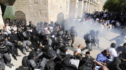 Decenas de palestinos heridos en choques en Mezquita Al-Aqsa+Video