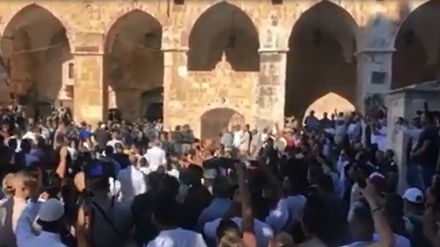 Ratusan Warga Palestina Cegah Zionis Masuk al-Aqsa