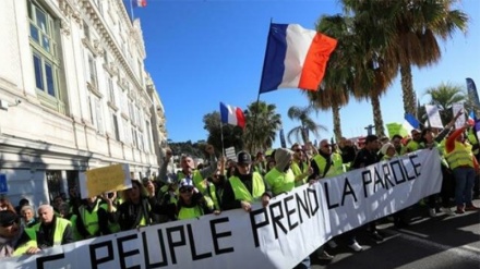 Gilets jaunes: Macron recule d'un pas ?
