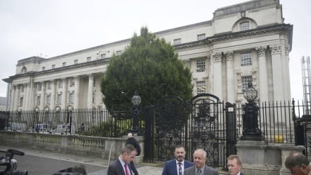 Brexit: Belfast favorevole a stop Parlamento