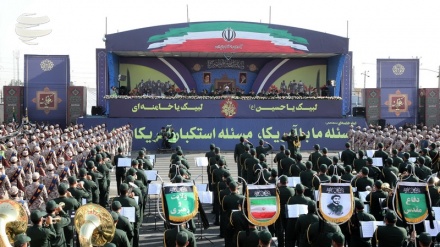 Parade Angkatan Bersenjata Iran Menandai Pekan Pertahanan Suci