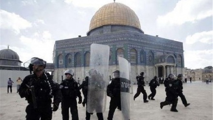 Decenas de colonos israelíes irrumpen en la Mezquita Al-Aqsa 
