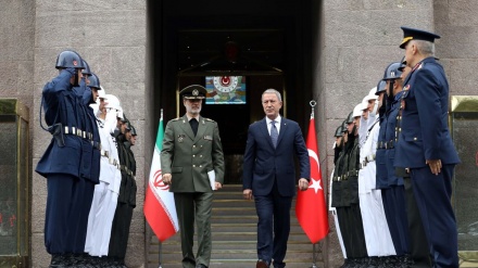 トルコ・アンカラにて、同国の国防相とイラン国防軍需相が会談