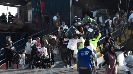 Emigrantët hyjnë në ishullin Lasbus të Greqisë