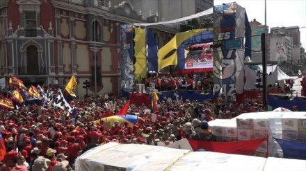 Venezolanos entregan más de 13 millones de firmas “No More Trump”+Video