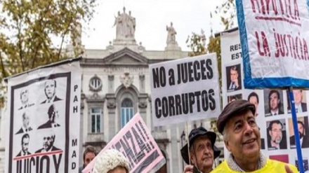 Afectados por hipotecas denuncian corrupción de la justicia española (Video)