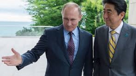 Abe a Putin: risolviamo questione del trattato di pace