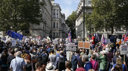 イギリスの３０都市以上で、議会閉鎖に抗議するデモ