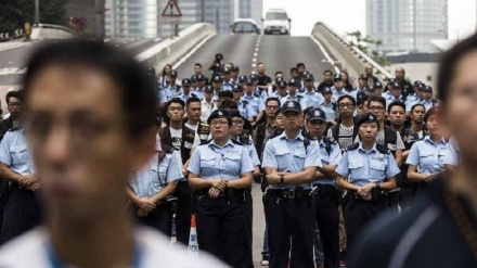 香港で、警察が抗議者に対し催涙ガスを使用