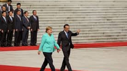 Senza l'Europa Merkel fa affari con la Cina
