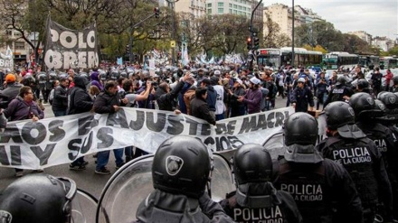 Argentinian protesters occupy Buenos Aires over food crisis