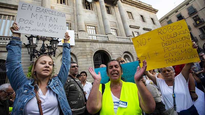 Un millar de vecinos marcha contra la inseguridad en Barcelona