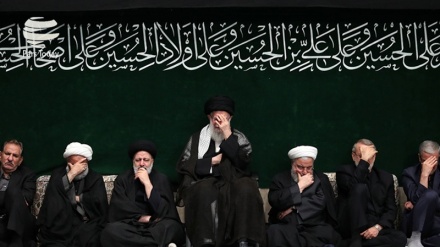 De Yolə Rəhbəri iştiroki İmom Huseyn(ə) əzodorəti mərosimi dıminə şəv