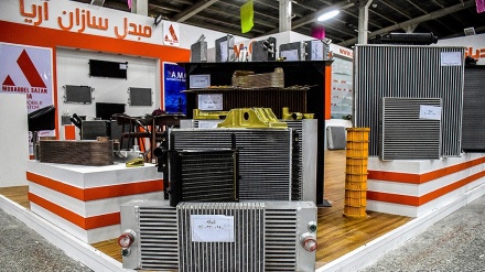 Pameran Suku Cadang Mobil di Arak 