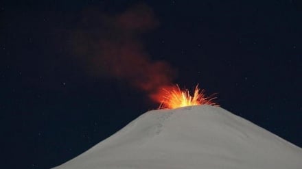 (FOTO DEL GIORNO) Cile, vulcano Vilarika 