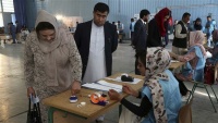 アフガニスタン大統領選挙で投票所に足を運ぶ人々