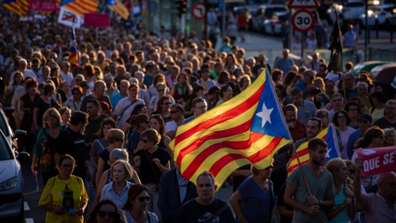 Каталония сепаратистлари томонидан Барселона аэропорти ишғол этилди