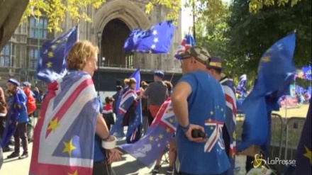 Gran Bretagna, fuori da Westminster manifestanti pro e anti Brexit