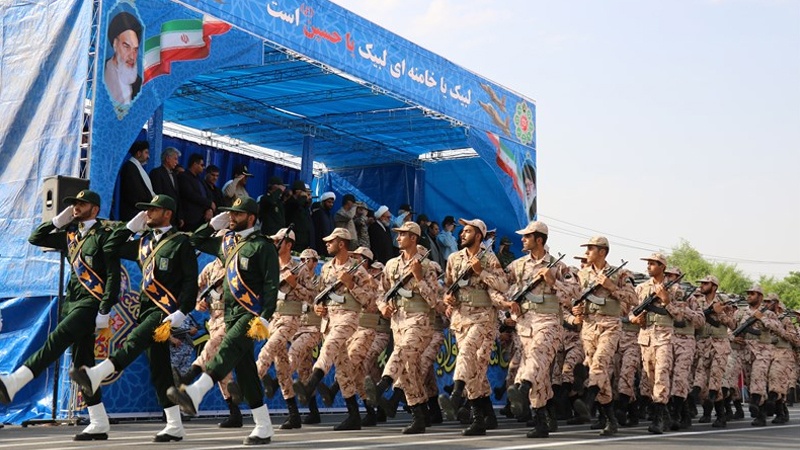 イランでの「聖なる防衛」週間の初日に軍事パレード
