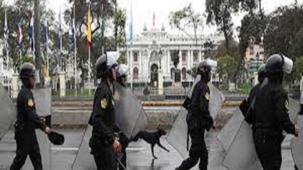 Policía de Perú impide la entrada al Congreso tras su disolución