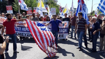 Grekët djegin flamurin e SHBA