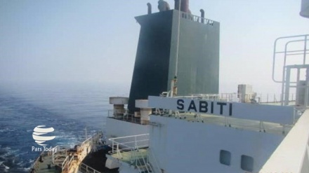 遭受重创的伊朗油轮搬到波斯湾